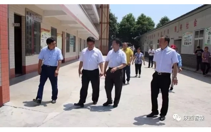 黑龍江省北味集團(tuán)董事長(zhǎng)齊振東一行參觀西鄉(xiāng)縣食用菌研究所